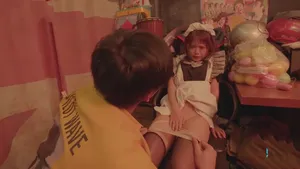 Một cặp đôi thực sự đang chơi đùa với con dâu của họ ở nhà để những người bạn sói của họ nhìn thấy. Họ dang rộng âm hộ của cô ấy ra và cho con dâu xem âm hộ của cô ấy mà không dùng bao cao su. Bộ ngực của cô ấy lộ ra và cô ấy đang bị quan hệ một cách dữ dội. Cô chị dâu gần như lộ mặt.