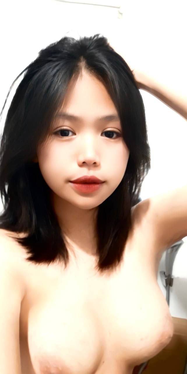 Nữ sinh viên quốc tế xinh đẹp "Joey" và anh bạn trai người nước ngoài có hình xăm lớn đã có một bữa tiệc sex vào cuối tuần. Nữ thần ngực đẹp cưỡi trên và xoay người xung quanh. Cô ấy chơi rất giỏi.
