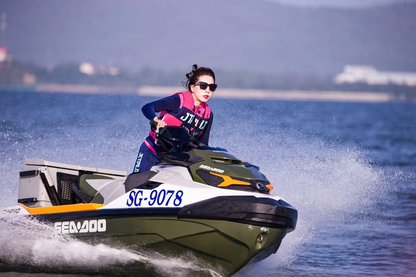 Bí mật giấu kín với bồn chứa tinh của anh trai kính cận nhìn thì nghiêm túc nhưng lại quá dâm