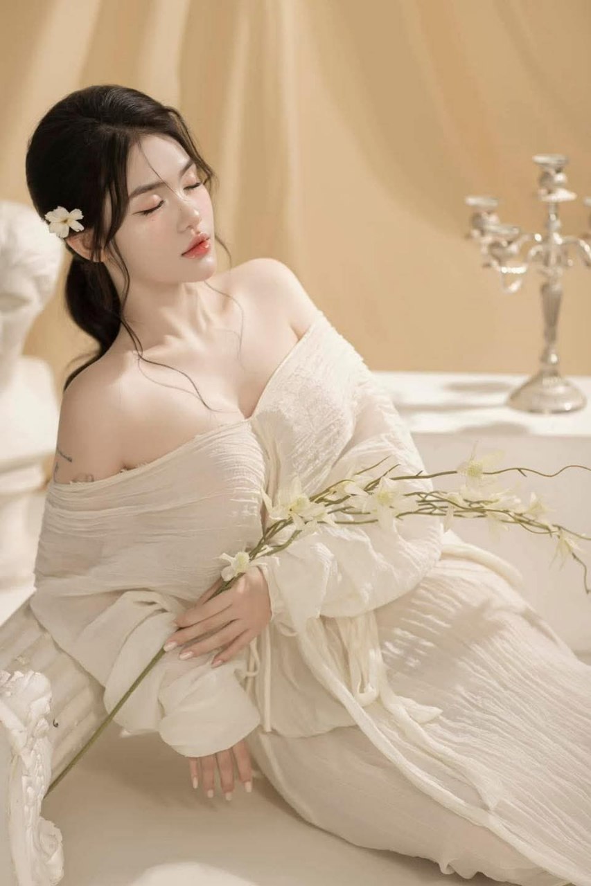 Chồng yêu đi công việc nước ngoài, Người vợ ở nhà xoạc với đám bạn của con trai