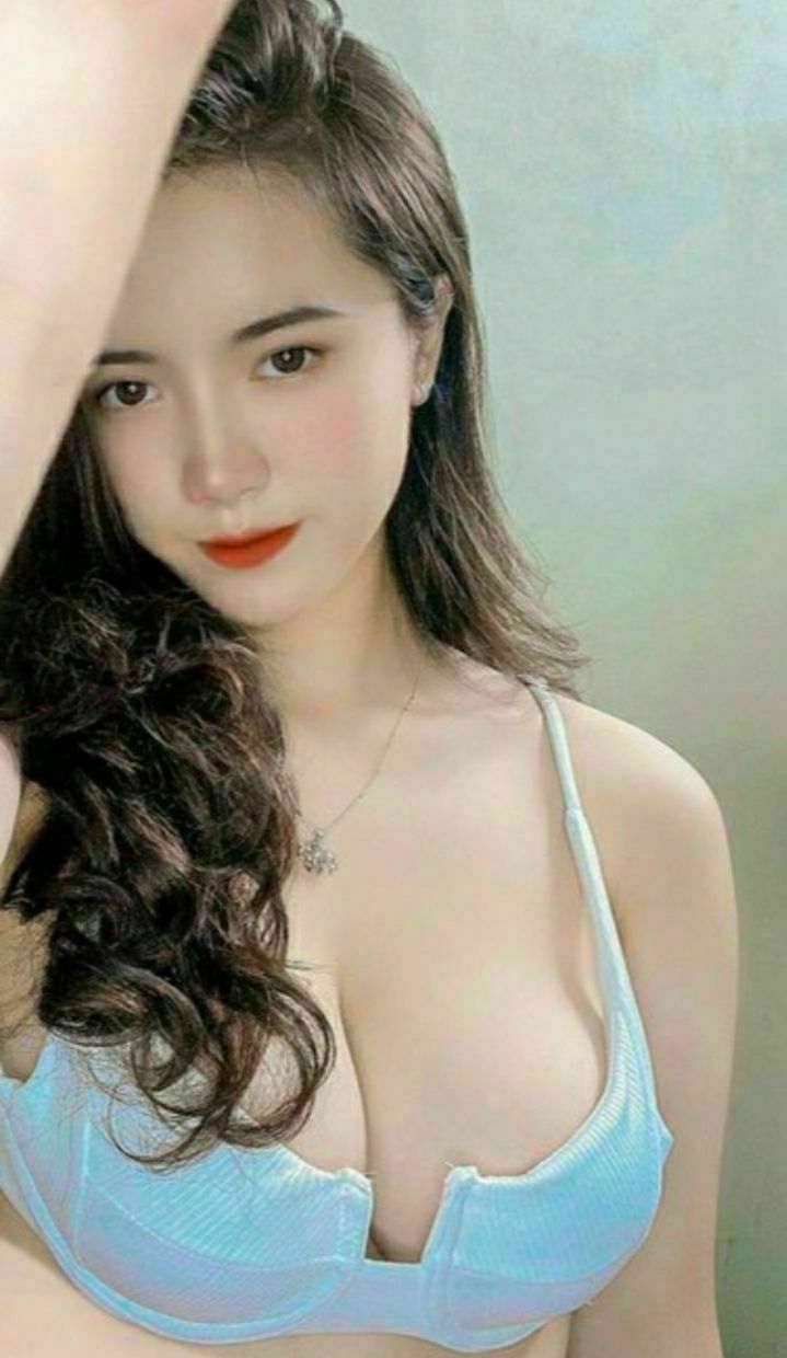 Nữ sinh viên quốc tế xinh đẹp "Joey" và anh bạn trai người nước ngoài có hình xăm lớn đã có một bữa tiệc sex vào cuối tuần. Nữ thần ngực đẹp cưỡi trên và xoay người xung quanh. Cô ấy chơi rất giỏi.